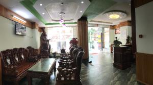 ein Esszimmer mit Stühlen, einem Tisch und einem Fenster in der Unterkunft Phước Thịnh Hotel in Vũng Tàu