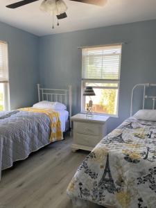 ein Schlafzimmer mit 2 Betten und einem Tisch mit einer Lampe in der Unterkunft J & H's Bayou Bliss in Shoreline Park