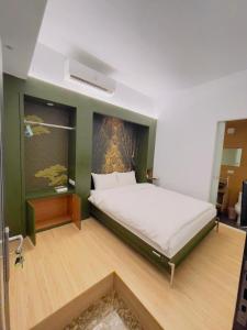 1 dormitorio con 1 cama en una habitación en Ching Shang Tien Hua, en Ruifang