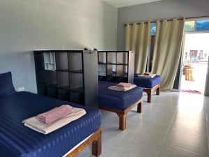Ένα ή περισσότερα κρεβάτια σε δωμάτιο στο Khao Sok Jungle Hostel