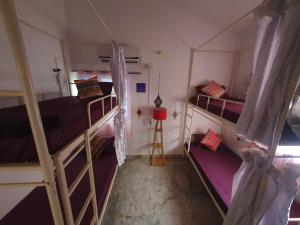 מיטה או מיטות קומותיים בחדר ב-TantraLoka Retreat Centre