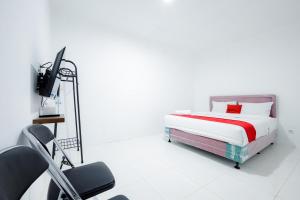 Tempat tidur dalam kamar di RedDoorz near Jalan Cikini