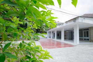 an external view of a building with a courtyard at RedDoorz near Jalan Cikini in Jakarta
