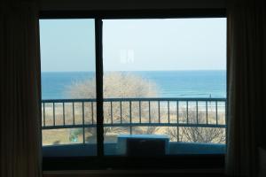 江陵市にあるMangsang Beach Pensionの窓から海の景色を望む客室です。