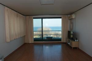 江陵市にあるMangsang Beach Pensionの海の景色を望むリビングルーム