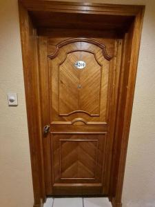 eine große Holztür in einem Zimmer mit in der Unterkunft Luxury 1 BR Suite Malarayat Lipa in Lipa