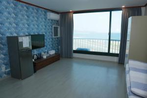 TV a/nebo společenská místnost v ubytování Mangsang Beach Pension