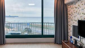 TV a/nebo společenská místnost v ubytování Mangsang Beach Pension