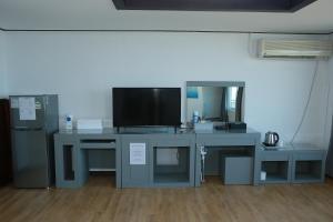 TV a/nebo společenská místnost v ubytování Mangsang Beach Pension