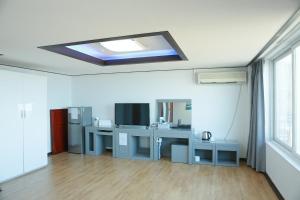 TV a/nebo společenská místnost v ubytování Mangsang Beach Pension