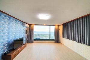 TV a/nebo společenská místnost v ubytování Mangsang Beach Pension