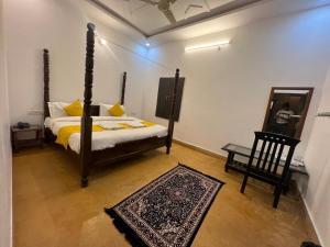 sypialnia z łóżkiem, lustrem i dywanem w obiekcie Hotel Dara & Camel Safari w mieście Jaisalmer