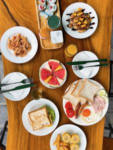 un tavolo in legno con piatti di cibo sopra di Tam Coc Windy Fields a Ninh Binh