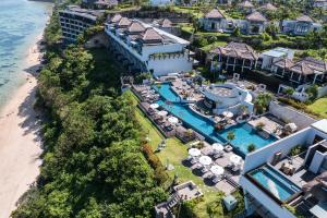 - une vue aérienne sur le complexe et la plage dans l'établissement Samabe Bali Villas, à Nusa Dua