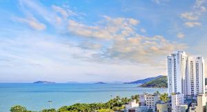Elle offre une vue sur la ville et l'océan. dans l'établissement Anya Premier Hotel Quy Nhon, à Quy Nhơn