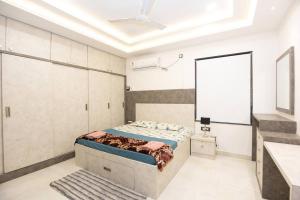 1 dormitorio con cama y pared blanca en Family&PetFriendly 5BHK With Jacuzzi @BanjaraHills, en Hyderabad