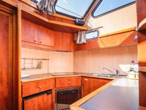 una cocina con armarios de madera y fregadero en Pénichettes Dinant Evasion en Dinant