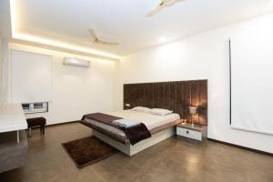 Postel nebo postele na pokoji v ubytování Family&PetFriendly 5BHK With Jacuzzi @BanjaraHills