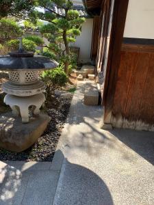 Aed väljaspool majutusasutust Luxury Japanese Villa with Garden Near Kansai Airport & Premium Outlets 和風庭園豪邸