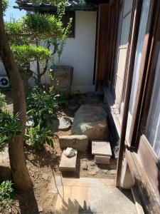 Aed väljaspool majutusasutust Luxury Japanese Villa with Garden Near Kansai Airport & Premium Outlets 和風庭園豪邸