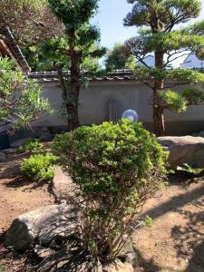 Aed väljaspool majutusasutust Luxury Japanese Villa with Garden Near Kansai Airport & Premium Outlets 和風庭園豪邸