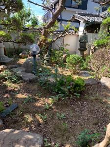 Aed väljaspool majutusasutust Luxury Japanese Villa with Garden Near Kansai Airport & Premium Outlets 和風庭園豪邸