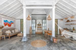 Sanctuary Villas في أوبود: غرفة معيشة مع أريكة وطاولة