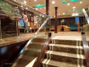 開羅的住宿－مركب ريفر River Boat，一家商店里走下自动扶梯的人
