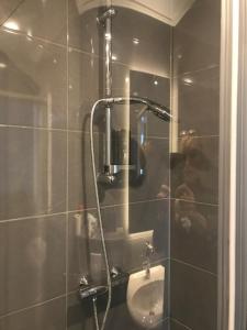 a person taking a picture of a shower in a bathroom at Buitenplaats Wergea in Naarderburen