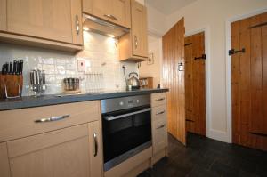 A kitchen or kitchenette at Vane Cottage 
