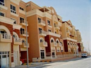 杜拜的住宿－Huge Entire apartment for Couples ,families & Groups -up to 5 Guests- with free pool, steam & Sauna ,JVC,Dubai，前面有停车位的建筑