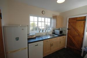 A kitchen or kitchenette at Vane Cottage 