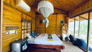 a bedroom with a bed in a wooden room at Du Gia Panorama in Làng Cac