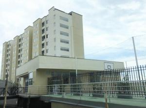 un edificio alto con una valla delante en Apartamento Manizales Colombia, en Manizales