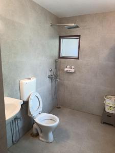 a bathroom with a toilet and a sink at Chai Seeds Resort in Mākum