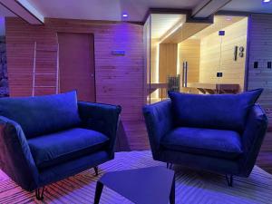 due sedie blu e un tavolo in una stanza di Villa & Spa Mas des Oliviers a Châteauneuf 1 altra foto
