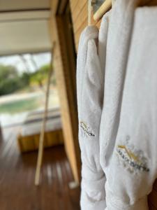 un paio di asciugamani bianchi appesi a un muro di Villa & Spa Mas des Oliviers a Châteauneuf