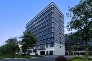 a tall white office building at Guangzhou Yunjia Hotel - Airport Terminal 2 in Guangzhou