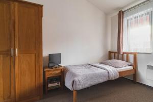 sypialnia z łóżkiem i telewizorem na stole w obiekcie Apartmán A5 pro 3 osoby - Monínec - celoročně w mieście Moninec