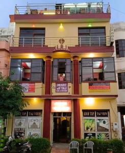 budynek z znakiem, który czyta teraz Inn way w obiekcie Friends Guest House & Hostel- near TAJ MAHAL w mieście Agra