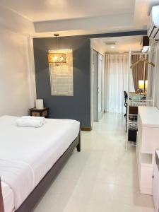 1 dormitorio con cama, escritorio y cocina en Hub53 Coliving Space, en Chiang Mai