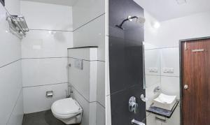 Ett badrum på FabExpress Madhuram Landmark