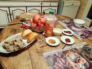 Ein Tisch mit einem Haufen Essen drauf. in der Unterkunft chambre d'hôte in Campagne