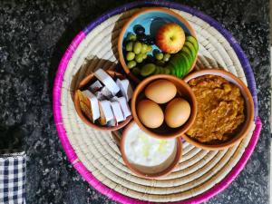 talerz jedzenia z miskami jedzenia i owoców w obiekcie Bait Al Aqr w mieście Nizwa