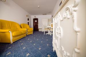 Vaţa de Jos的住宿－Complex Vața Băi，客厅配有黄色的沙发和桌子