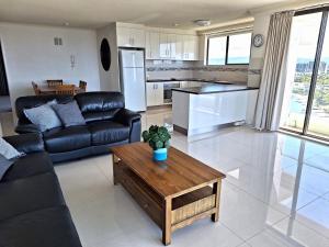 - un salon avec un canapé et une table dans l'établissement Supa sized 3 bedroom 2 bath, à Gold Coast