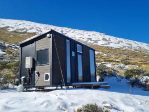 ein winziges Haus im Schnee auf einem Berg in der Unterkunft Lake Stella 4 - Stella Basin in Mt Lyford