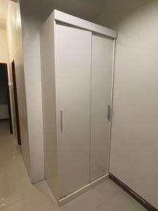 - un placard blanc avec une porte dans une chambre dans l'établissement Homey Condo w/Surround Sound for Netflix, à Manille