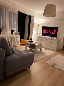 - un salon avec un canapé et une télévision dans l'établissement Modern & Cozy 2 rooms apartment, à Bucarest