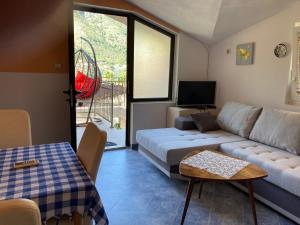 ein Wohnzimmer mit einem Sofa und einem Tisch in der Unterkunft Bay Mola Aparts in Kotor